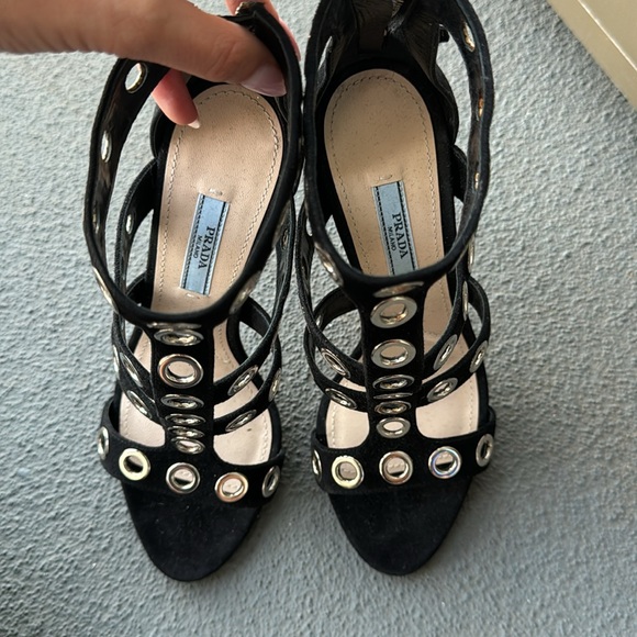 Authentic Prada Décolleté Heeled Sandals
Black suede and silver-coloured sails. - Picture 3 of 14